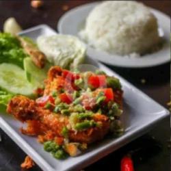 Ayam Pecak Berselemak Mantul