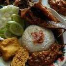 Paket Pecel Lele   Nasi   Lalapan   Kol Goreng