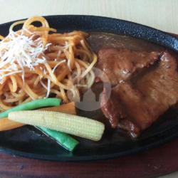 Beef Steak Lada Hitam With Pasta