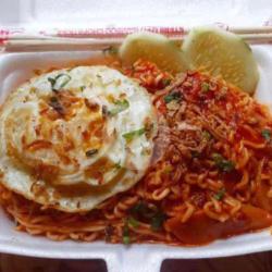 Indomie Goreng Nyemek Topping Dumpling ,sosis Dan Telur