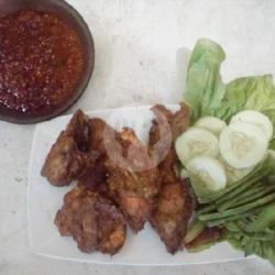 Nasi Penyetan Ayam Goreng Lalapan Lengkap