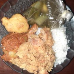 Nasi Putih Sayur Asem Ayam Krispi