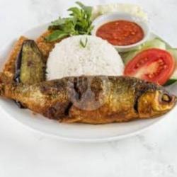 Penyetan Ikan Bandeng Dengan Tempe Tahu