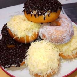 Donut (pilihan Toping : Keju,coklat Ceres,gula Salju)