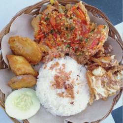 Ayam Geprek Mantul Komplit   Nasi