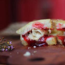 Roti Bakar Strawberry Pastry Utuh