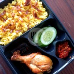 Nasi Kuning Ayam Goreng