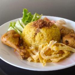 Nasi Kuning   Ayam   Gorengan