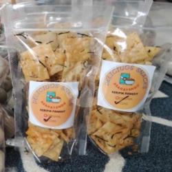 Keripik Pangsit Daun Jeruk Varian Original/pedas