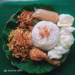 Nasi Uduk,bihun,tempe Orek, Sambal  Ayam Goreng,krupuk