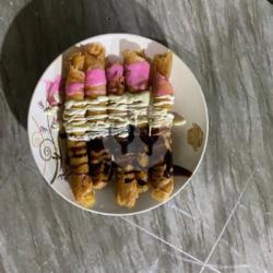 Banana Roll Coklat ,stroberry,tiramisue