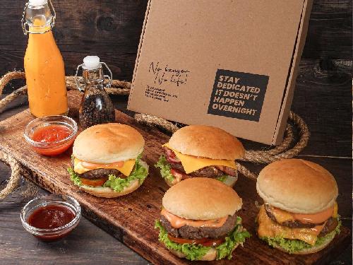 Daftar Harga Menu Delivery Burger Bangor Express, Surabaya GWALK ...