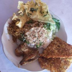 Nasi Pecel Lauk Sayap Ayam Goreng   Tempe Mendoan