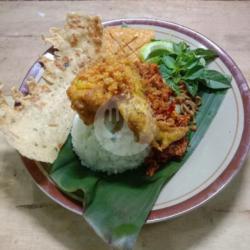 Nasi Urap Kumplit Ayam Goreng