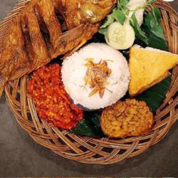 Paket Nasi Nila Goreng   Tempe Goreng   Lalapan   Sambal   Es Teh / Jeruk