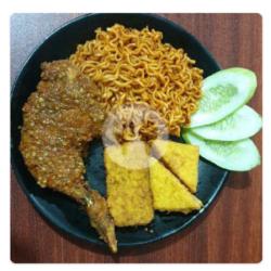 Ayam Dipenyet Cabe Ijo   Mie Goreng   Tahu   Tempe   Teh Manis