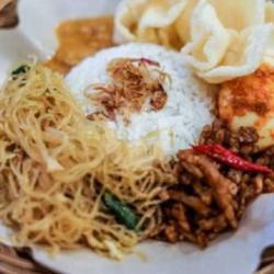 Nasi Uduk  Telor Tempe Orek Kentang Buncis Bihun