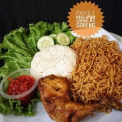 Nasi Plus Indomie Pake Ayam Goreng Sambal Lalapan Tahu Tempe Goreng Minumnya Teh Pucuk