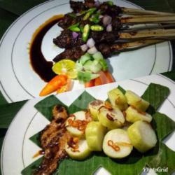 Sate Kambing Bumbu Kecap   Lontong 1 Porsi