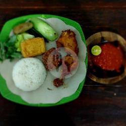 Nasi Lalapan Ayam Goreng Paha