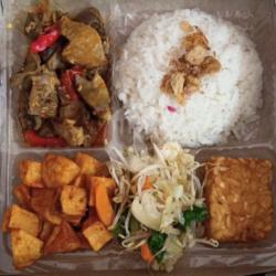 Nasi Kotak (nasi Putih Rempela Ati Kentang Balado Tumis Tauge Tempe Goreng)