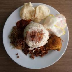 Nasi Uduk Semur Jengkol Plus Ayam Goreng