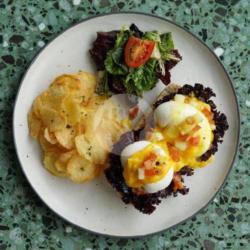 Pulled Chicken Eggs Benedict