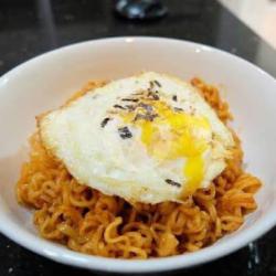 Samyang Gekikara Ramen - Hot Carbonara  ( Telor Ceplok)