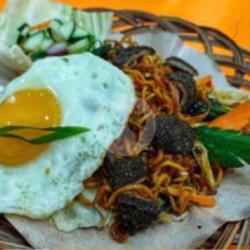 Mie Goreng Usus Babat Paru   Telur Dadar