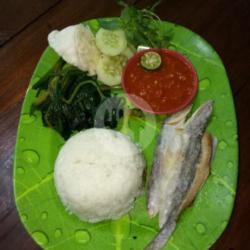 Lalapan Ikan Asin Goreng