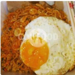 Mie Goreng Pedas Gila Plus Telur   Ayam Goreng Pedas Gila