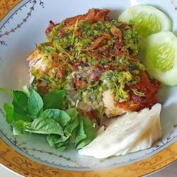 Gratis Tempe, Ayam Penyet  Besar Sambal Ijo