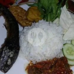 Pecel Lele   Tempe   Tahu   Sambal  Lalapan