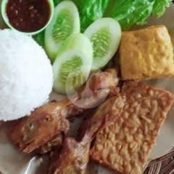 Nasi Uduk Kepala Ayam Komplit