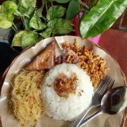 Nasi Uduk, Orek Tempe, Kentang Mustofa, Semur Tahu /tempe