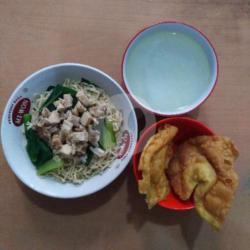 Mie Keriting Pangsit Goreng