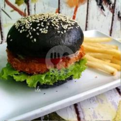 Burger Black Ayam Crispy   Kentang Goreng