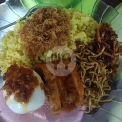 Nasi Kuning   Telur   Es Teh Manis