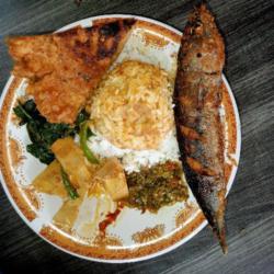 Nasi Campur Ikan Cakalang Goreng   Telur Dadar