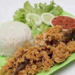 Ikan Lele Goreng Kremes   Nasi Putih   Tahu/tempe   Sambal Merah