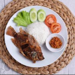 Mujaer   Nasi (sedang)   Lalapan, Sambal