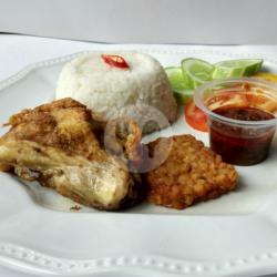 Nasi .  Ayam Geprek . Lalpn . Sambal