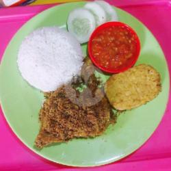 Nasi Ayam Serundeng Tempe   Es Teh Manis