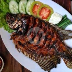 Ikan Gurame Bakar   Sambal Terasi Lampung   Sayur Asam   Lalapan