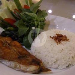 Nasi Lalapan Patin Goreng