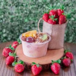 Salad Mini(300ml) Strawberry - Topping Granola