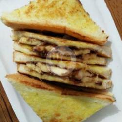 Roti Bakar Isi Pisang  Coklat