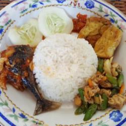 Nasi Campur Ikan   Tahu / Tempe   Sayur Tumis   Sambel