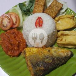 Nasi Penyetan Ikan Bandeng Goreng