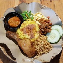 Nasi Kuning Sultan Ayam Goreng Rempah